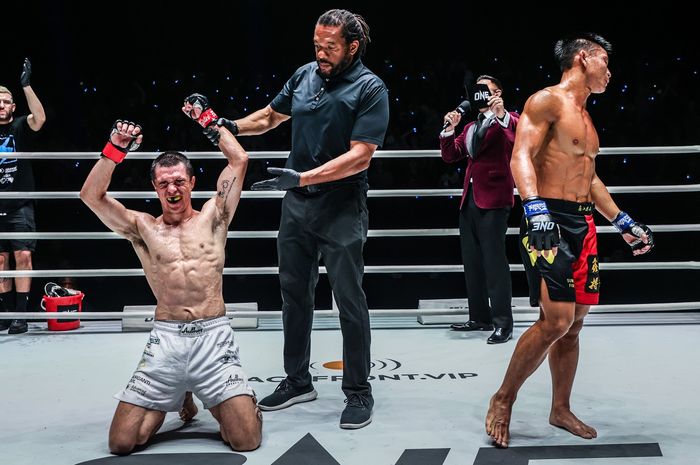 Reece McLaren menang atas Hu Yong di ONE Fight Night 22, Sabtu (4/5/2024) di Bangkok.