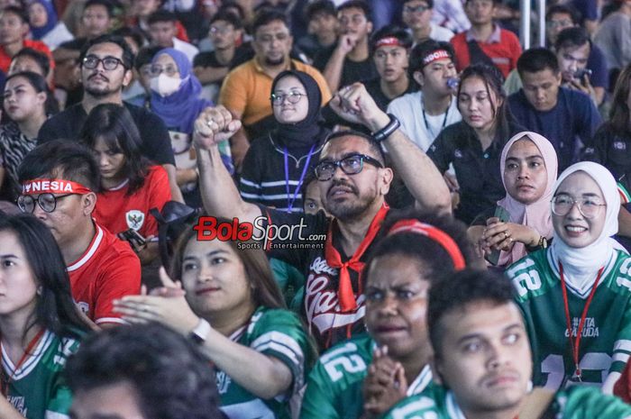 Anggota Komite Eksekutif (Exco) PSSI, Arya Sinulingga, sedang melakukan nonton bareng laga timnas U-23 Indonesia versus timnas U-23 Guinea di Kawasan Stadion Utama Gelora Bung Karno, Senayan, Jakarta, Kamis (9/5/2024).