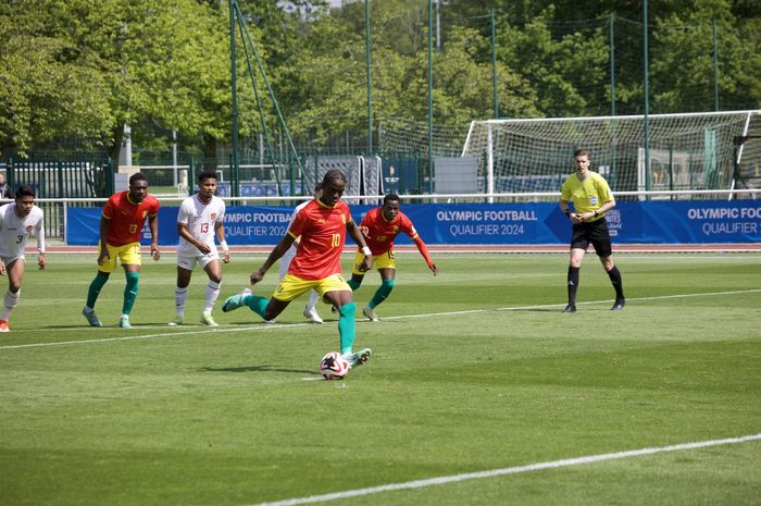 Pemain Timnas U-23 Guinea, Ilaix Moriba, mengeksekusi penalti di laga melawan Timnas U-23 Indonesia.