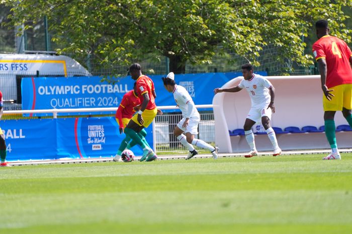 Penyerang Timnas U-23 Indonesia Witan Sulaeman yang berusaha mengambil bola dari pemain Guinea di laga playoff Olimpiade 2024 Paris di Clairefontaine-en-Yvelines, Ile-de-France, Prancis, Kamis (9/5/2024).