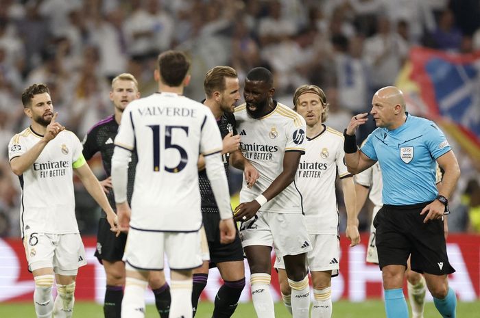 Wasit Szymon Marciniak (kanan) menjadi sorotan kontroversi ketika memimpin laga Real Madrid vs Bayern Muenchen pada semifinal Liga Champions di Santiago Bernabeu (8/5/2024).