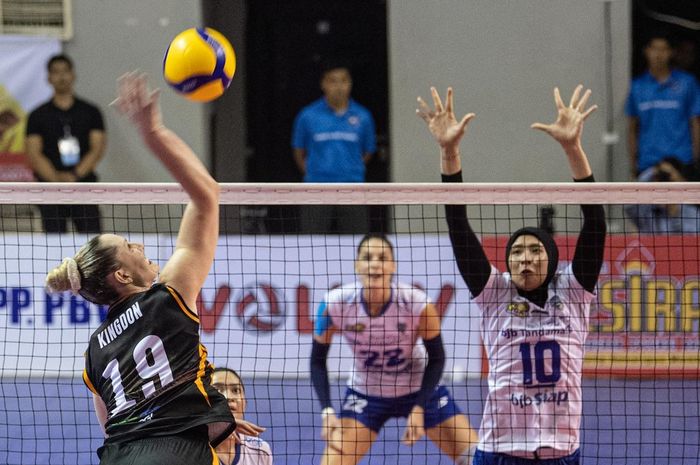 Outside hitter, Jakarta Popsivo Polwan, Madison Kingdon, melayangkan spike di depan penjagaan Agustin Wulandhari dari tim Bandung bjb Tandamata pada pertandingan putaran pertama Proliga 2024 di Gedung PSCC, Palembang, Sumatra Selatan, 9 Mei 2024.