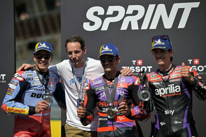 Marc Marquez (Gresini) paling kiri, Jorge Martin (Pramac) dan Maverick Vinales (Aprilia) di podium sprint race MotoGP Prancis 2024 di Sirkuit Le Mans, Sabtu (11/5/2024).