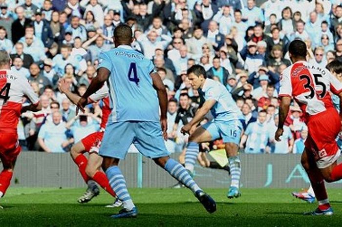 Momen Sergio Aguero mencetak gol yang menentukan keberhasilan Manchester City menjadi juara Liga Inggris 2011-2012 pada 13 Mei 2012 di Stadion Etihad.