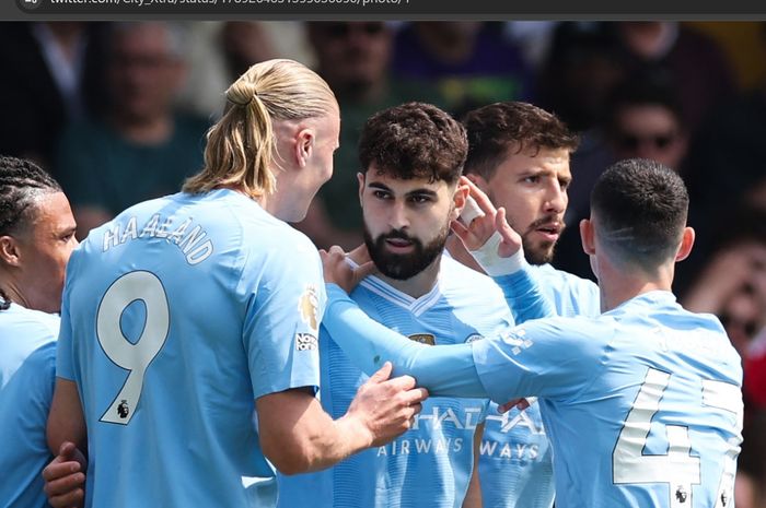 Manchester City berhasil mengudeta posisi Arsenal dari pucuk klasemen berkat kemenangan 4-0 atas Fulham di pekan ke-37 Liga Inggris 2023-2024.