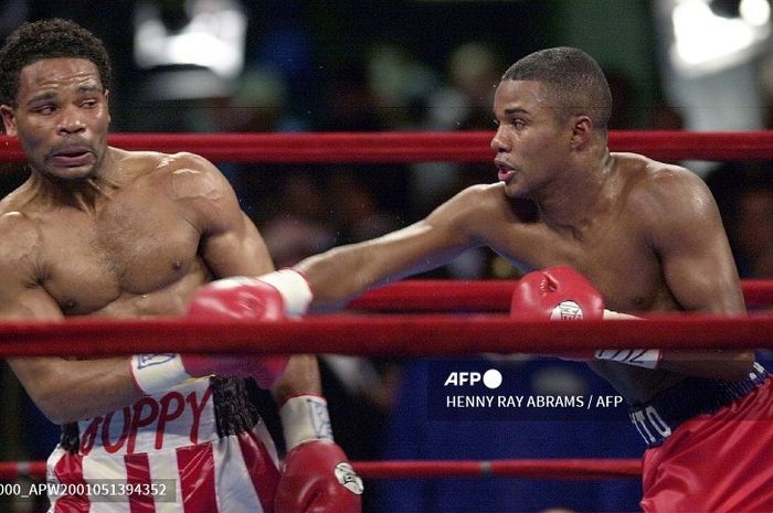 Felix Trinidad (kanan) mengalahkan William Joppy dalam laga perebutan sabuk juara tinju kelas menengah WBA, 12 Mei 2001 di Madison Square Garden, New York.