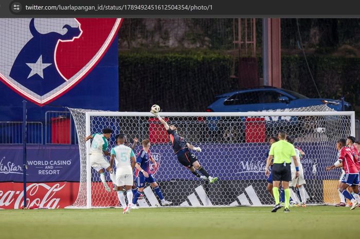 Aksi penyelamatan Maarten Paes dalam laga FC Dallas pada lanjutan MLS 2024.