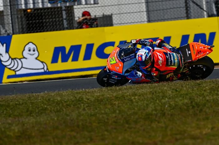 Sergio Garcia juarai Moto2 Prancis 2024, di mana rekan setim Mario Aji, Somkiat Chantra tampil solid.