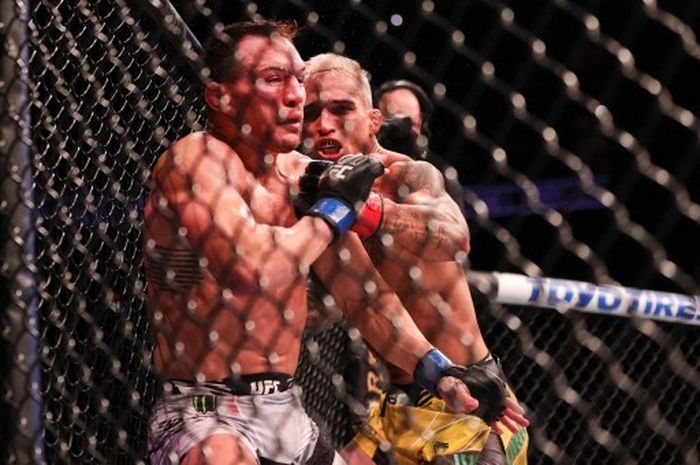 Charles Oliveira meng-KO Michael Chandler untuk menjadi juara kelas ringan yang baru pada gelaran UFC 262, 15 Mei 2021 di Houston, Texas.