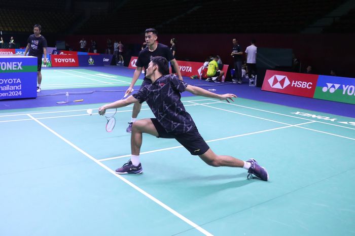 Pasangan ganda putra Indonesia, Muhammad Shohibul Fikri/Bagas Maulana saat menjalani sesi latihan di Nimibutr Arena, Bangkok, Thailand jelang Thailand Open 2024, 14-19 Mei 2024.