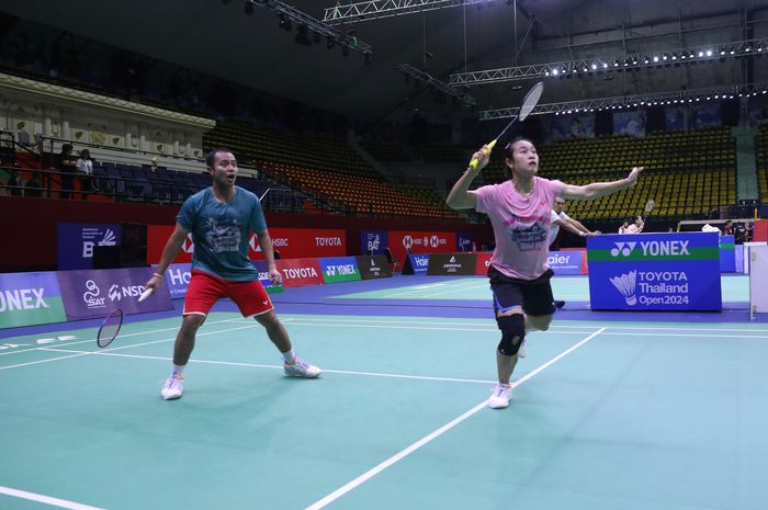 Pasangan ganda campuran Indonesia, Rehan Naufal Kusharjanto/Lisa Ayu Kusumawati saat menjalani sesi latihan jelang Thailand Open 2024 di Nimibutr Arena, Bangkok, Thailand, Senin (13/5/2024). 