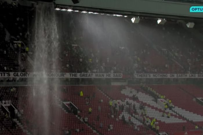 Pemandangan air terjun Old Trafford akibat kebocoran dari atap stadion saat Man United hadapi Arsenal pada duel Liga Inggris (12/5/2024).