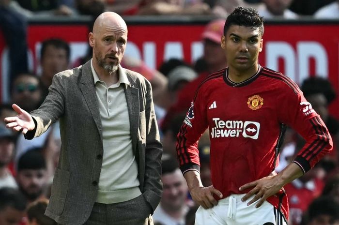 Erik ten Hag bersama Casemiro dalam lanjutan Liga Inggris 2023-2024 melawan Arsenal.