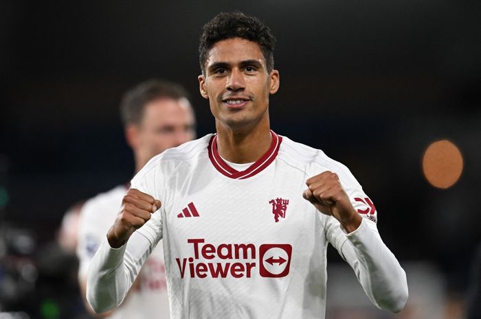 Raphael Varane dalam pertandingan Man United melawan Burnley pada lanjutan Liga Inggris di Turf Moor (23/9/2023). Varane resmi pamitan kepada Setan Merah pada Selasa (14/5/2024) seiring mendekati akhir masa kontraknya.