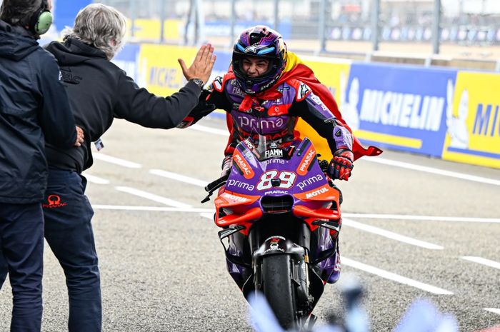 Pembalap Prima Pramc, Jorge Martin berselebrasi usai menjuarai MotoGP Prancis 2024 di Sirkuit Le Mans, Prancis, Minggu (12/5/2024)