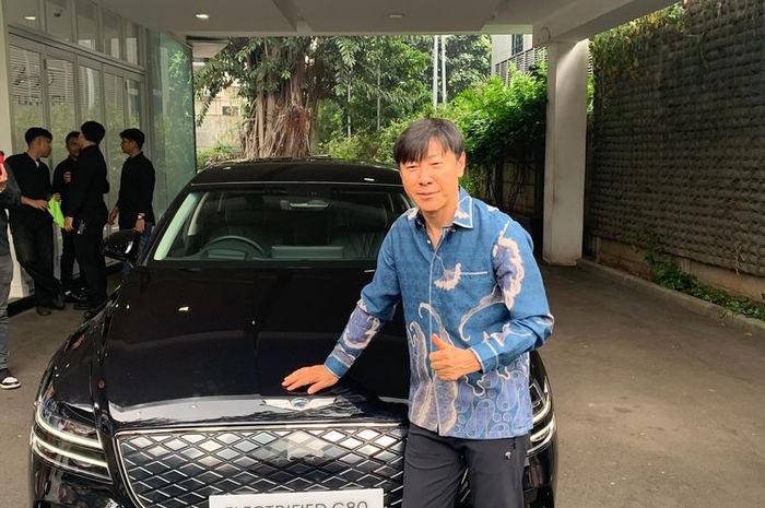 Shin Tae-yong mendapatkan hadiah mobil mewah setelah berhasil mengantarkan timnas U-23 Indonesia mengukir sejarah di Piala Asia U-23 2024.