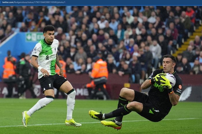 Kiper Aston Villa, Emiliano Martinez, mengukir rekor unik saat mencetak gol bunuh diri dalam laga kontra Liverpool di Villa Park, Senin (13/5/2024) atau Selasa dini hari WIB.