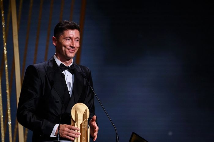 Bomber Barcelona, Robert Lewandowski, berpose dengan trofi Gerd Mueller dalam ajang penganugerahan Ballon d'Or 2022. Lewandowski berpeluang mendapatkan trofi edisi 2020 sebagai efek dugaan suap untuk gelar milik Lionel Messi. 