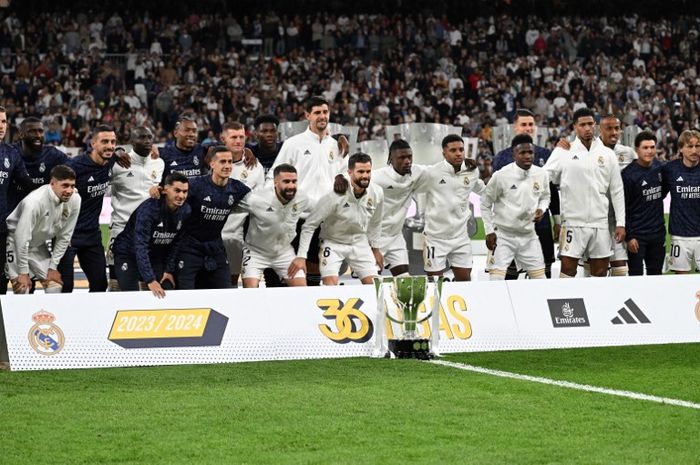 Para pemain Real Madrid berpose dengan trofi juara Liga Spanyol jelang kick-off melawan Deportivo Alaves di Santiago Bernabeu (14/5/2024).