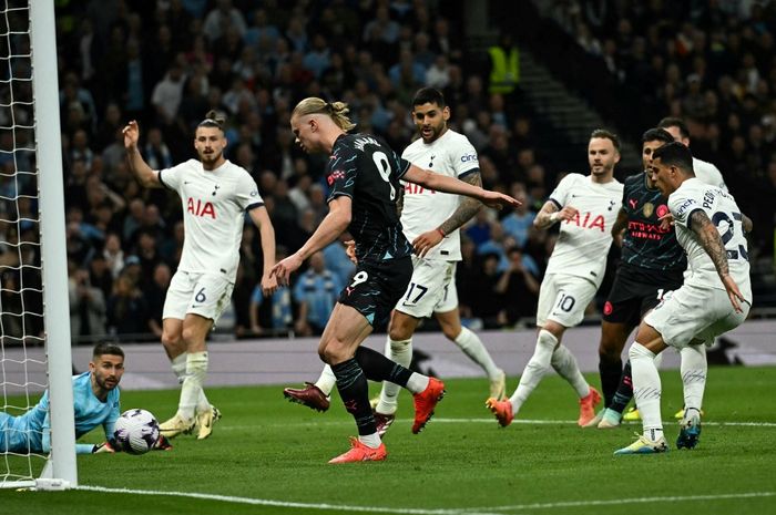 Striker Manchester City, Erling Haaland, mencetak gol ke gawang Tottenham Hotspur pada laga pekan ke-34 Liga Inggris di Stadion Tottenham Hotspur, Selasa (14/5/2024).