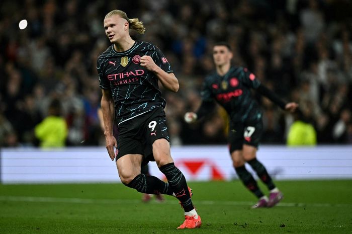 Erling Haaland merayakan golnya untuk Man City ke gawang Tottenham Hotspur pada duel Liga Inggris di Tottenham Stadium, London (14/5/2024). City menggusur Arsenal dari puncak klasemen sehingga juara akan ditentukan di pekan terakhir.