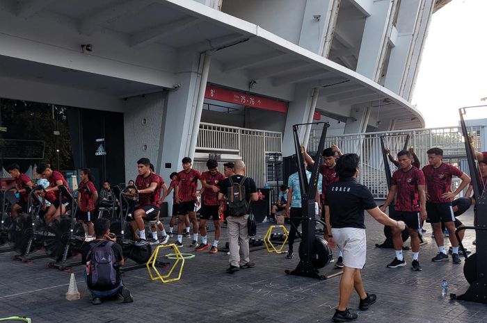 Suasana latihan timnas U-20 Indoensia di Empire Fit Club di Kawasan Gelora Bung Karno, Senayan, Jakarta, Rabu (15/5/2024).