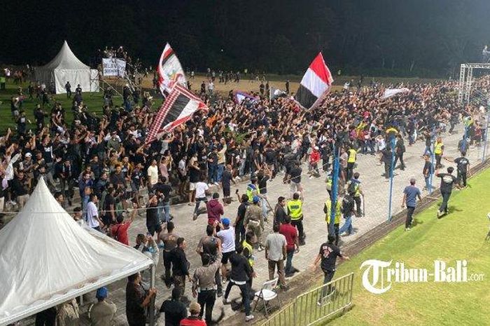 Suporter mendekat ke Training Center Bali United untuk memberi dukungan dalam laga Bali United vs Persib Bandung pada leg pertama semifinal Championship Series Liga 1 2023/2024, Selasa (14/5/2024). 