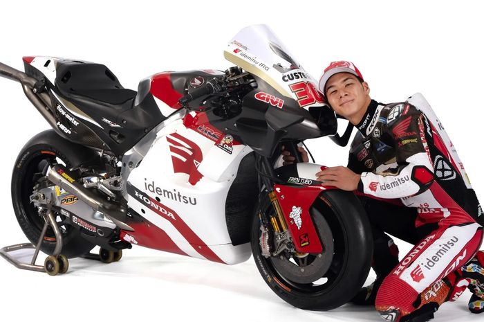 Pembalap LCR Honda, Takaaki Nakagami, tersenyum bersama motor Honda RC213V dalam peluncuran tim jelang MotoGP 2024. Kini, pembalap asal Jepang itu frustrasi dengan motor yang kalah cepat.