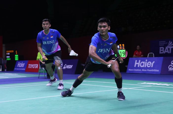 Ganda putra Indonesia, Muhammad Shohibul Fikri, menyambut kok saat tampil bersama Bagas Maulana di pertandingan babak pertama Thailand Open 2024 di Bangkok, Thailand, 15 Mei 2024.