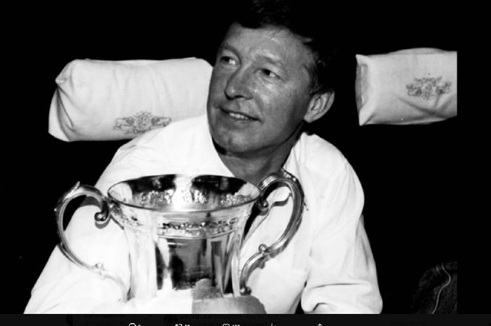 Sir Alex Ferguson meraih trofi pertamanya untuk Manchester United pada 17 Mei 1990 setelah menjuarai Piala FA 1989-1990. 