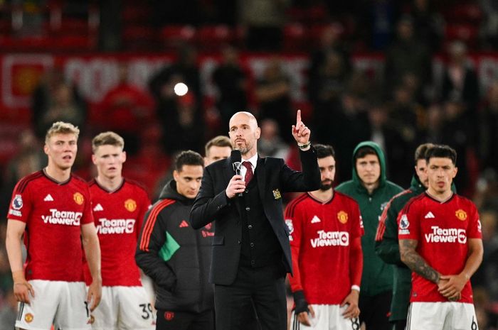 Erik ten Hag berpidato di depan suporter Man United usai kalahkan Newcastle United di Old Trafford, pada laga kandang terakhir mereka di Liga Inggris musim ini (15/5/2024).