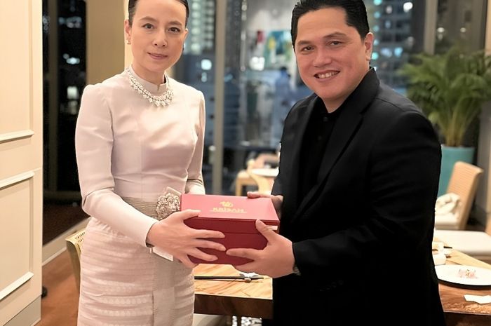 Ketua Umum PSSI, Erick Thohir (kanan) dan Presiden Federasi Sepak Bola Thailand, Nualpham Lansam atau yang kerap disapa sebagai Madam Pang (kiri)