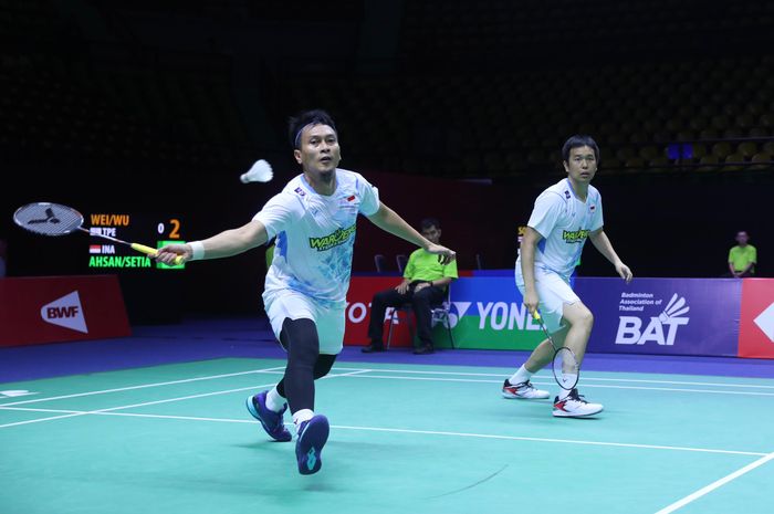 Ganda putra Indonesia, Mohammad Ahsan/Hendra Setiawan, saat tampil pada babak 32 besar Thailand Open 2024 di Bangkok, Thailand, 15 Mei 2024.