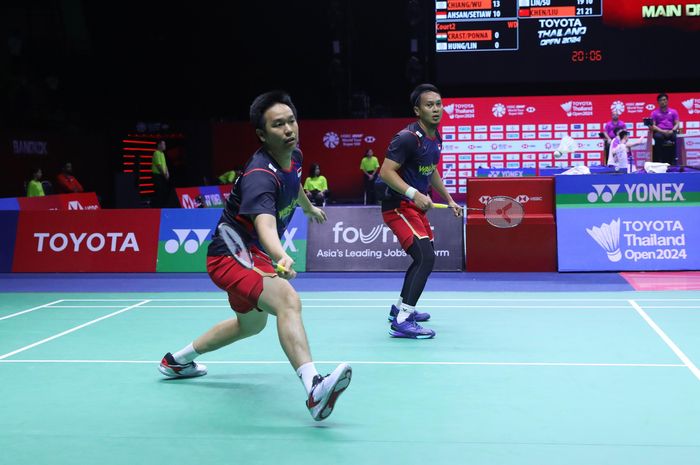 Ganda putra Indonesia, Mohammad Ahsan/Hendra Setiawan, saat tampil pada babak 16 besar Thailand Open 2024 di Bangkok, Thailand, 16 Mei 2024.