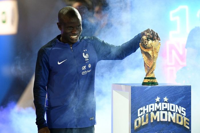 Gelandang timnas Prancis, N'Golo Kante, berpose dengan trofi Piala Dunia 2018. Kante kembali dipanggil Les Bleus untuk skuad Euro 2024.