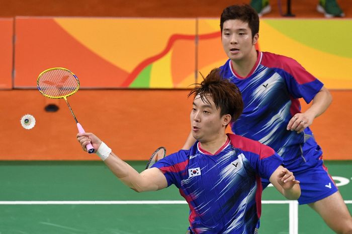 Pasangan ganda putra Korea Selatan, Kim Gi-jung (kanan)/ Kim Sa-rang, melawan Mathias Boe/Carsten Mogensen, pada fase grup Olimpiade Rio 2016, 13 Agustus 2016.