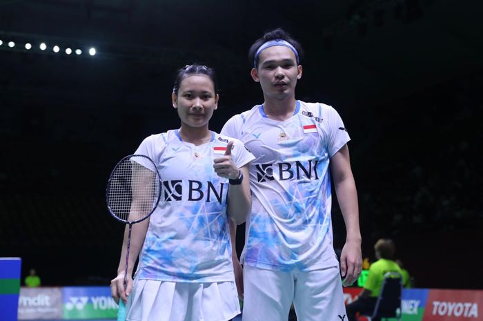 Pasangan ganda campuran Indonesia, Rinov Rivaldy/Pitha Haningtyas Mentari, berpose setelah menjalani perempat final Thailand Open 2024 di Nimibutr Stadium, Bangkok, Jumat (17/5/2024).