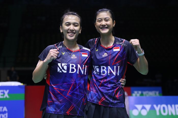 Pasangan ganda putri Indonesia, Febriana Dwipuji Kusuma/Amalia Cahaya Pratiwi, berpose setelah memenangkan laga perempat final Thailand Open 2024 di Nimibutr Stadium, Bangkok, Jumat (17/5/2024).