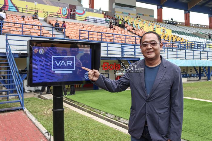 Media Relation PT LIB (Liga Indonesia Baru), Hanif Marjuni, sedang memantau persiapan VAR (Video Assistant Referee) jelang laga Championship Series Liga 1 2023 antara Persib Bandung versus Bali United di Stadion Si Jalak Harupat, Bandung, Jawa Barat, Sabtu (18/5/2024).