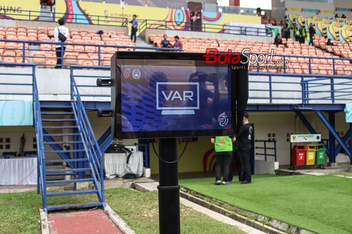 Mengintip suasana VAR (Video Asistant Referee) jelang laga Championship Series Liga 1 2023 antara Persib Bandung versus Bali United di Stadion Si Jalak Harupat, Bandung, Jawa Barat, Sabtu (18/5/2024).