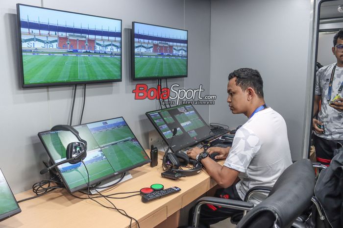 Mengintip suasana VAR (Video Asistant Referee) jelang laga Championship Series Liga 1 2023 antara Persib Bandung versus Bali United di Stadion Si Jalak Harupat, Bandung, Jawa Barat, Sabtu (18/5/2024).