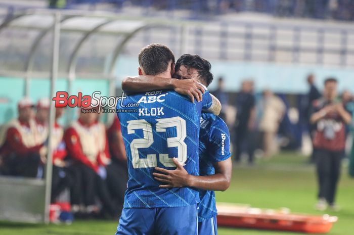 Marc Klok sedang memeluk Febri Hariyadi yang mampu  mencetak gol dalam laga leg kedua Championship Series Liga 1 2023 antara Persib Bandung versus Bali United di Stadion Si Jalak Harupat, Bandung, Jawa Barat, Sabtu (18/5/2024).