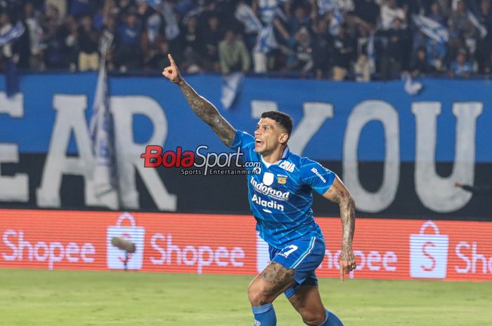 Gol Ciro Alves selebrasi seusai mencetak gol. Persib belum mampu raih kemenangan lawan Semen Padang FC.