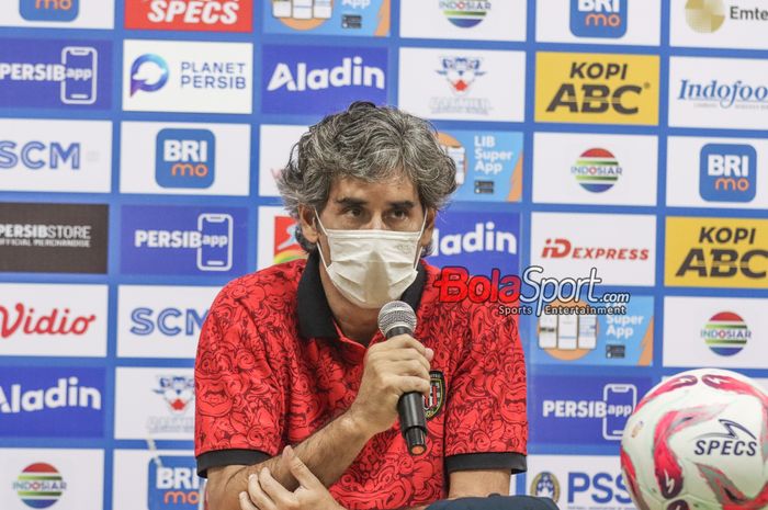 Pelatih Bali United, Stefano Cugurra alias Teco, sedang memberikan keterangan kepada awak media di Stadion Si Jalak Harupat, Bandung, Jawa Barat, Sabtu (18/5/2024).