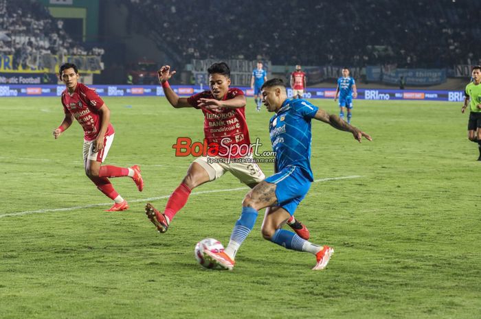 Ciro Alves (kanan) sedang berusaha melewati Andhika Wijaya (tengah) dalam laga leg kedua Championship Series Liga 1 2023 antara Persib Bandung versus Bali United di Stadion Si Jalak Harupat, Bandung, Jawa Barat, Sabtu (18/5/2024).