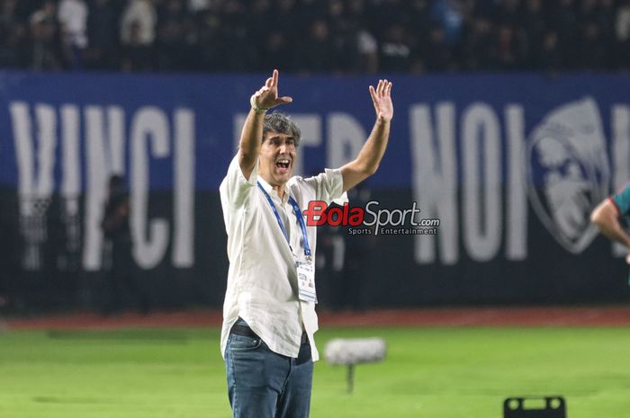 Pelatih Bali United, Stefano Cugurra alias Teco, sedang memberikan intruksi kepada para pemainnya bertanding di Stadion Si Jalak Harupat, Bandung, Jawa Barat, Sabtu (18/5/2024).