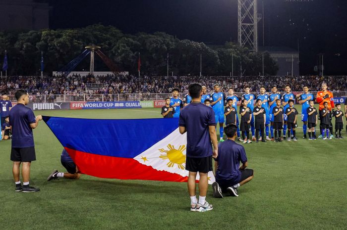 Timnas Filipina sebelum laga lawan Irak. Kini mereka siap menghadapi Indonesia di kualifikasi Piala Dunia dan ASEAN Cup demi mencuri rahasia dan ilmu.