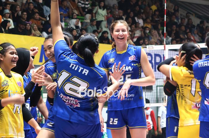 Para pemain Jakarta Livin Mandiri merayakan kemenangan pertama mereka pada Proliga 2024 saat melawan Bandung bjb Tandamata di GOR Tri Dharma, Gresik, Jawa Timur, 18 Mei 2024.