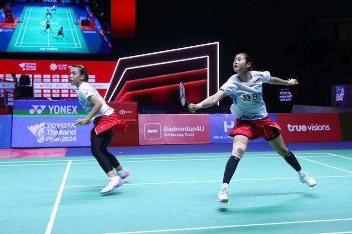 Pasangan ganda putri Indonesia, Febriana Dwipuji Kusuma/Amallia Cahaya Pratiwi, pada semifinal Thailand Open 2024 di Nimibutr Stadium, Bangkok, Sabtu (18/5/2024).