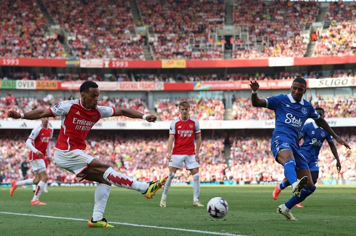 Aksi bek tengah Arenal, Gabriel Magalhaes, pada laga pekan ke-38 Liga Inggris melawan Everton di Stadion Emirates, Minggu (19/5/2024).